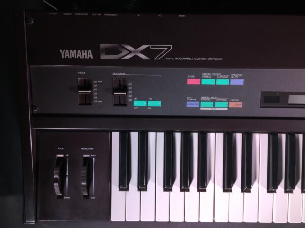 YAMAHA DX 7 SYNTH FM