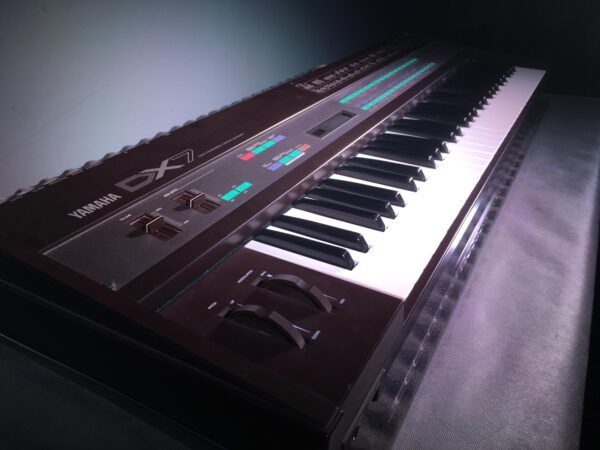YAMAHA DX 7 SYNTH FM