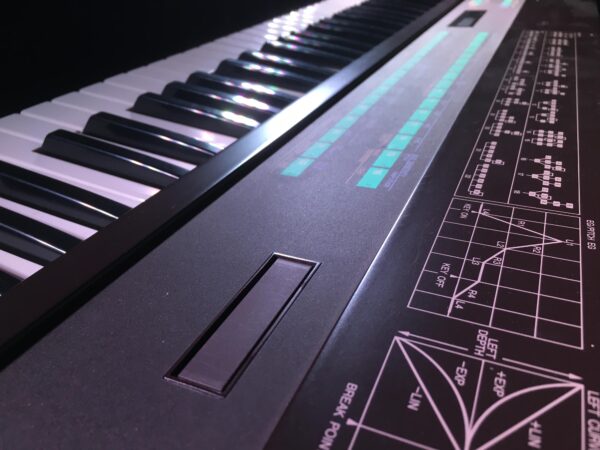YAMAHA DX 7 SYNTH FM