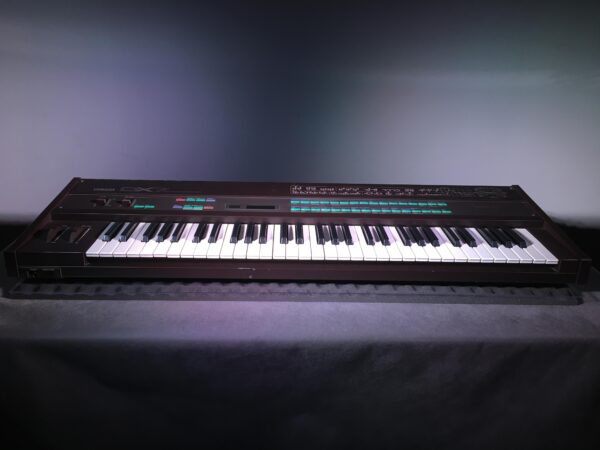 YAMAHA DX 7 SYNTH FM